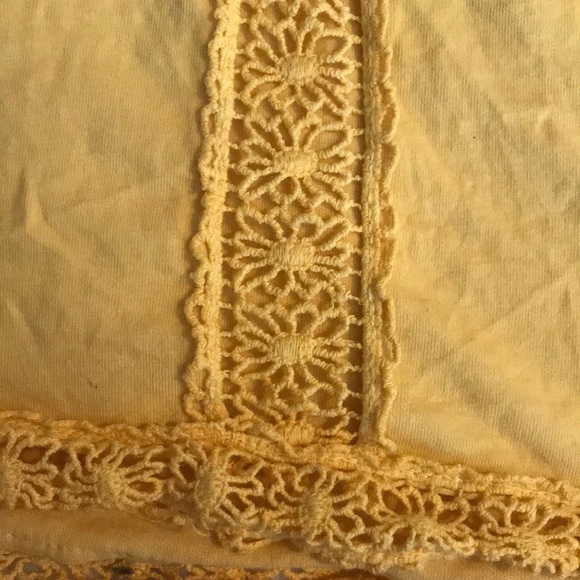 2/$20🦋 FLORAL LACE DETAIL TANK - Picture 3 of 3